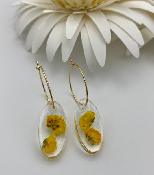 Resin Medium Oval Yellow Baby’s Breath on Small Gold Hoop